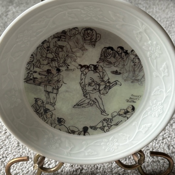Elegant White Ceramic Plate with Artistic Design - Picture 6 of 6